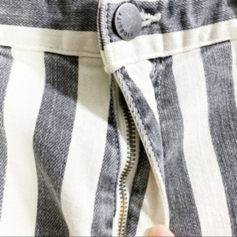 Fidelity women’s jean shorts Size 27 - Picture 3 of 6